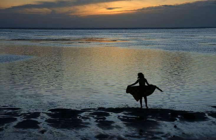 femme face à la mer