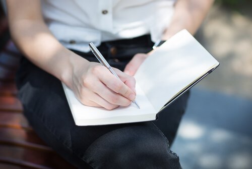 femme dessinant sa peur