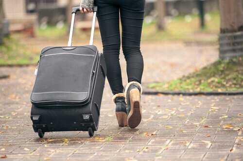 femme et valise