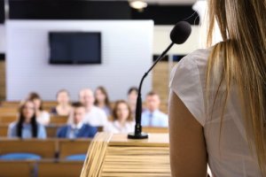 Comment la présence d'autres personnes influence-t-elle sur notre comportement ?