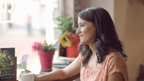 mère à temps plein qui prend un café