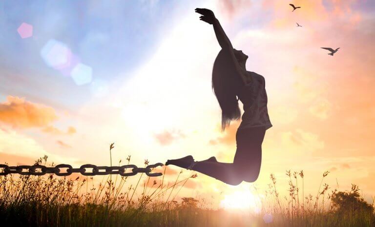 femme qui se libère de ses chaines