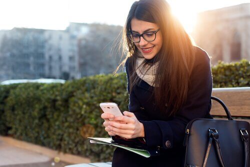 femme sur son téléphone
