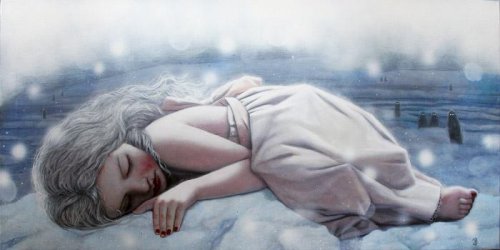 femme triste allongée