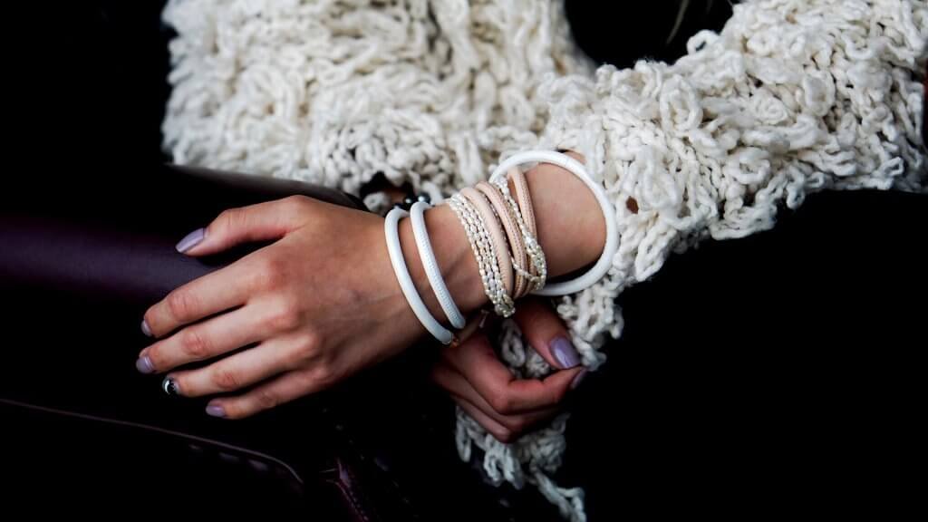 fille avec les bracelets au poignet