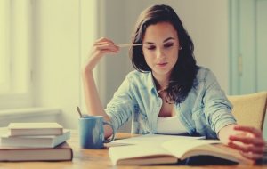 Étudier en lisant à haute voix ou en silence, qu'est-ce qui fonctionne le mieux ?
