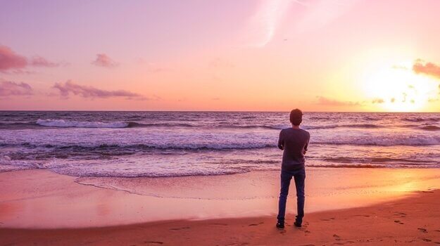 homme face à la mer