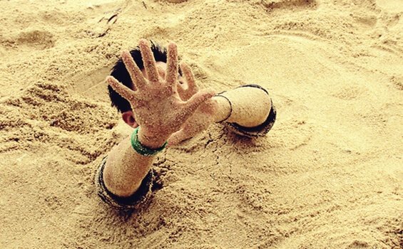 garçon dans les sables mouvants