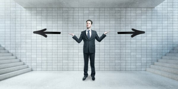 homme aux pensées contradictoires