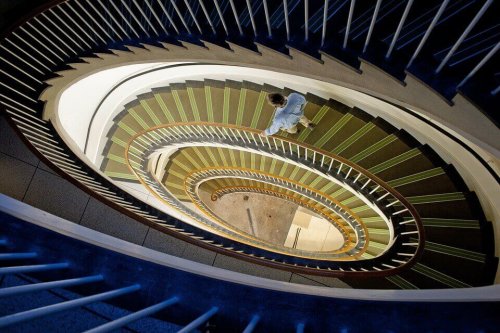 homme dans un escalier