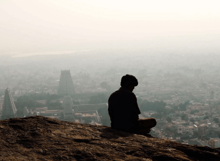 homme regardant la ville