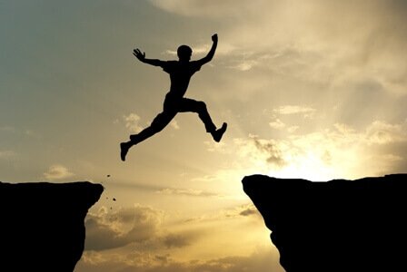 homme en plein saut