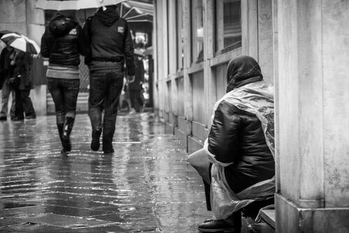 mendiante ignorée par les passants
