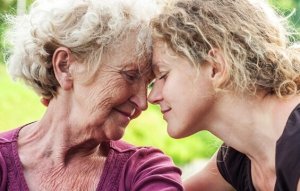 Comment aider une personne âgée qui est triste