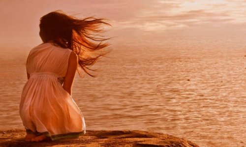 femme face à l'océan