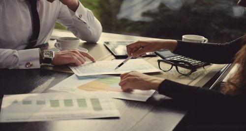 personnes qui négocient