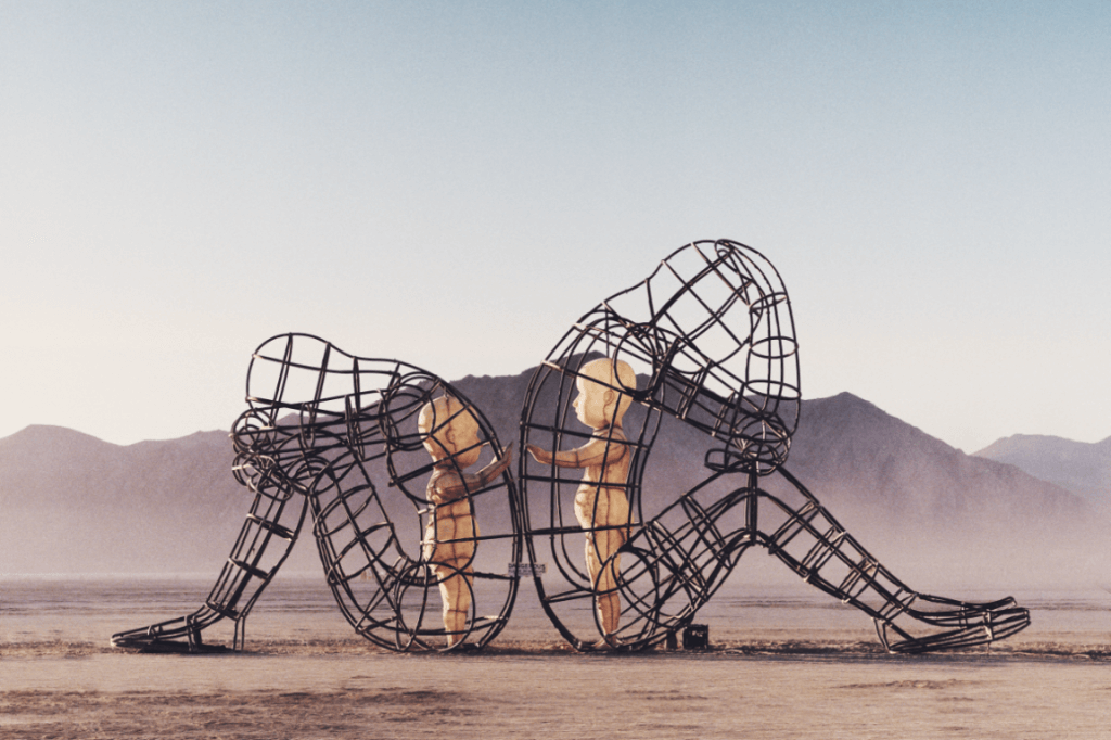 enfants dans des cages en formes de personnes assises