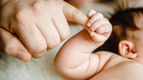 bébé et son père