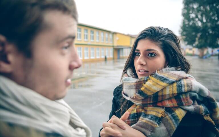 les signes du langage corporel qui sont associés au mensonge