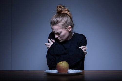 femme anorexique face a une pomme