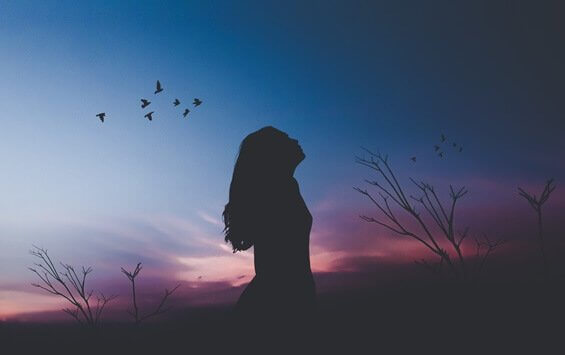 femme pensant à apprendre à se valoriser