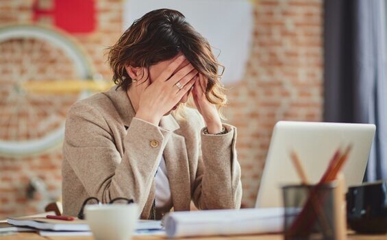 Les céphalées cervicogéniques chez une femme au travail