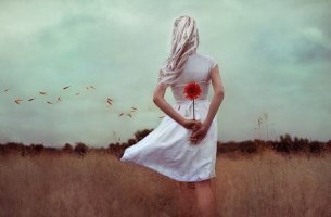 femme avec fleur dans le dos