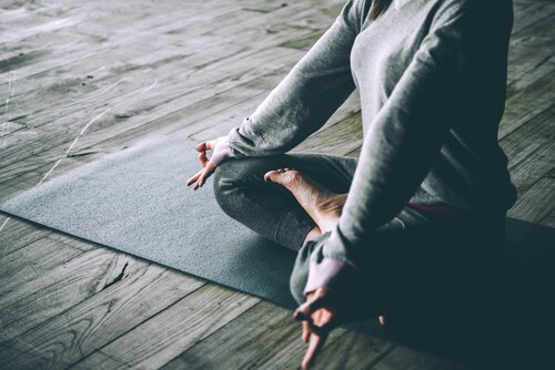 femme qui pratique le yoga chez elle
