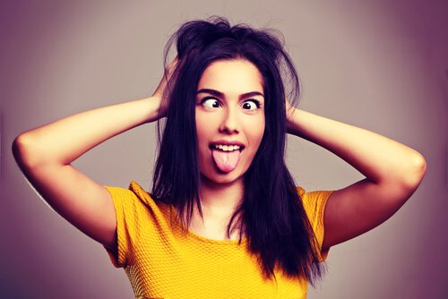 femme faisant l'idiote