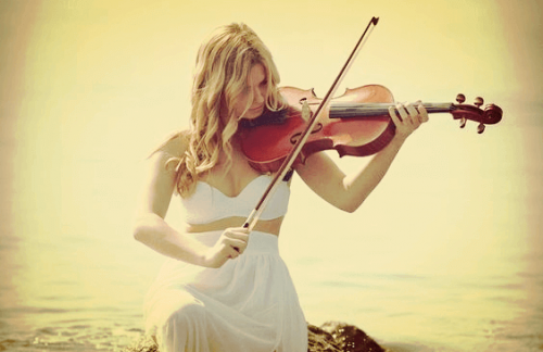  compétences soft d'une femme au violon