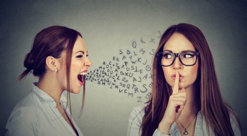 femme qui crie et qui opère la manipulation psychologique