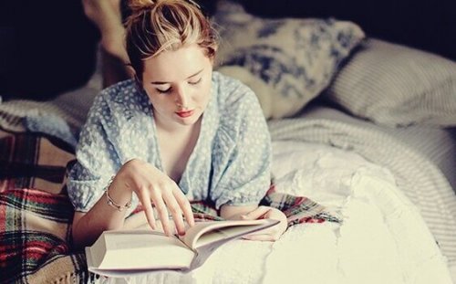 Lire avant de dormir : une habitude que votre cerveau aime