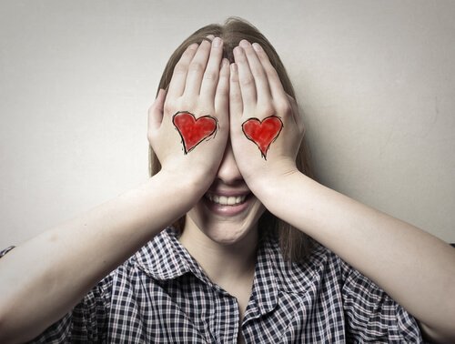 femme qui se cache les yeux, représentation de l'amour aveugle