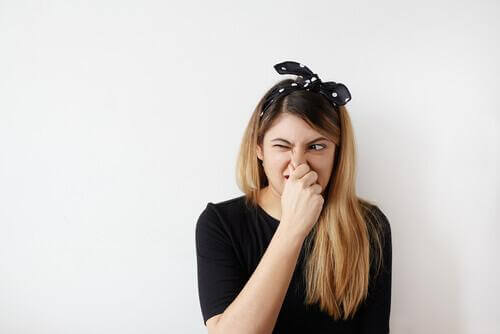 femme atteinte du syndrome de référence olfactive