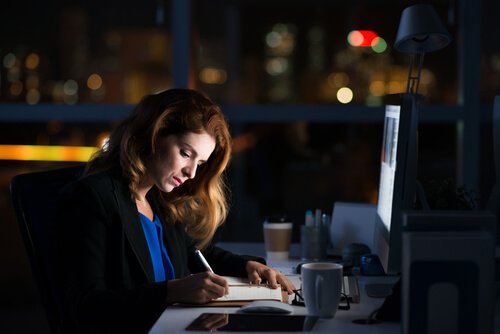 femme workaholic