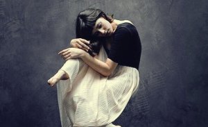 Cacher nos émotions : cette part silencieuse de souffrance