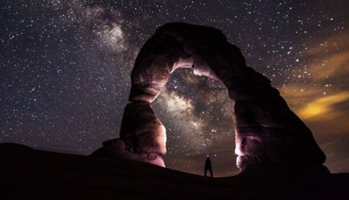 personne qui veut prendre de la distance face au ciel étoilé