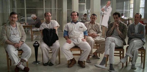 groupe de patients dans vol au-dessus d'un nid de coucou