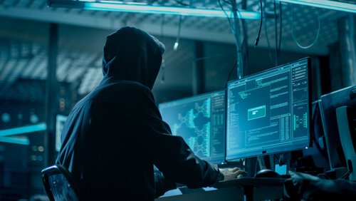 hacker faisant du doxing