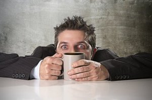 Comment l'intoxication à la caféine se produit-elle ?