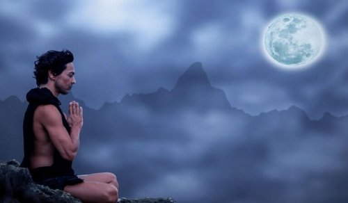homme qui prie devant la lune