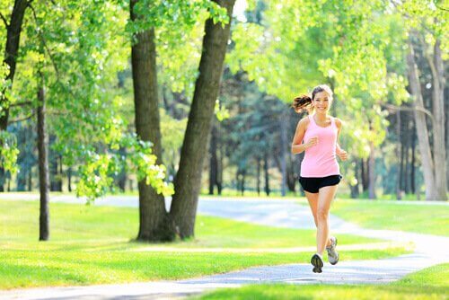 jeune femme faisant du sport