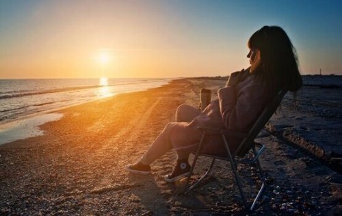 jeune femme sur la plage qui prend de la distance