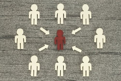 homme soumis à la théorie de l'impact social