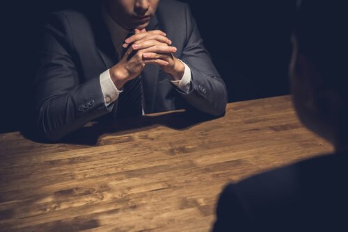 la police parle à un témoin