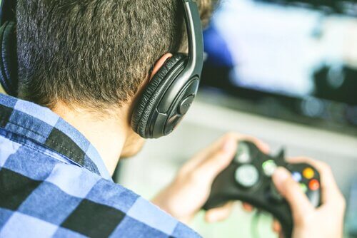homme touché par le trouble du jeu en ligne