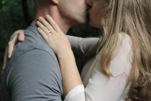 baiser d'un couple
