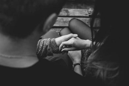 couple qui se tient la main