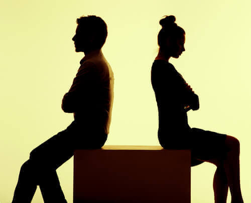 couple qui se tourne le dos