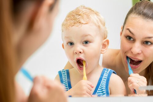 enfant se lavant les dents